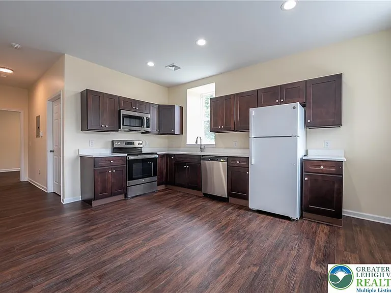 418 W Race St #2 — Photo 5