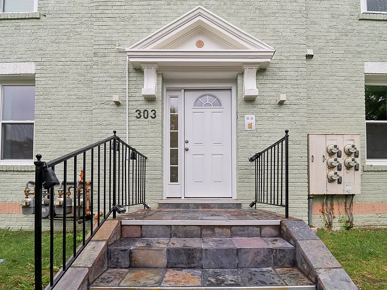 303 Seaton Pl NE #4 — Photo 3