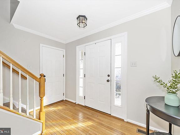 3rd image of 7 Rockingham Dr