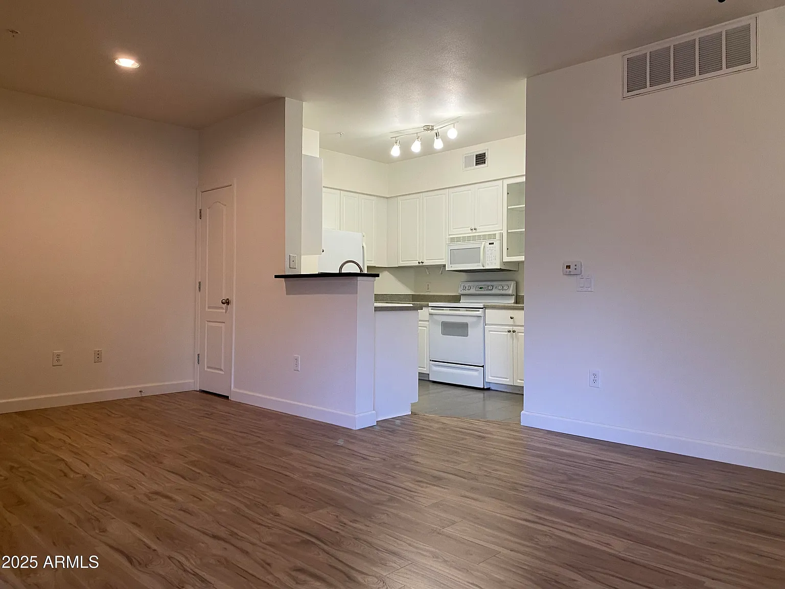 2 bed, 4.0 bath, 1118 sqft, $1,800 — Photo 4