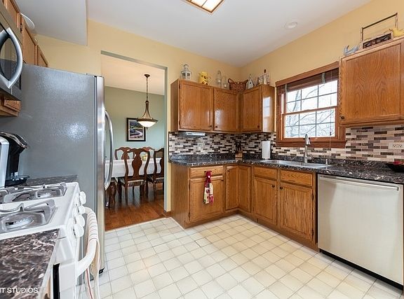 5th image of 377 Dorchester Ln