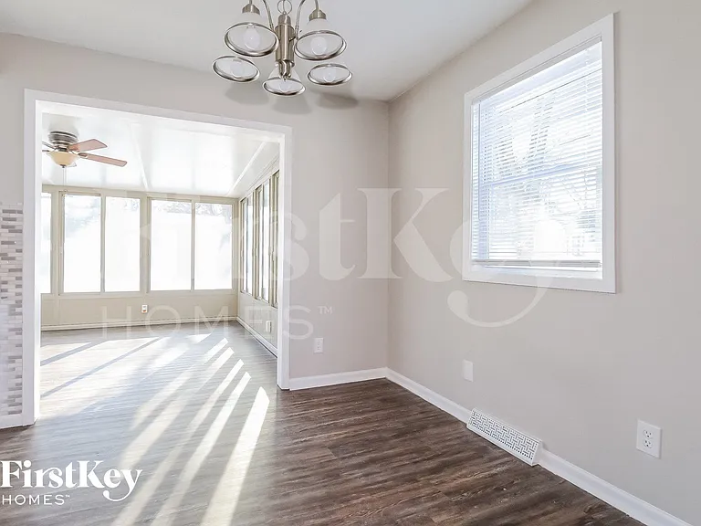 913 NE 113th Ter — Photo 5