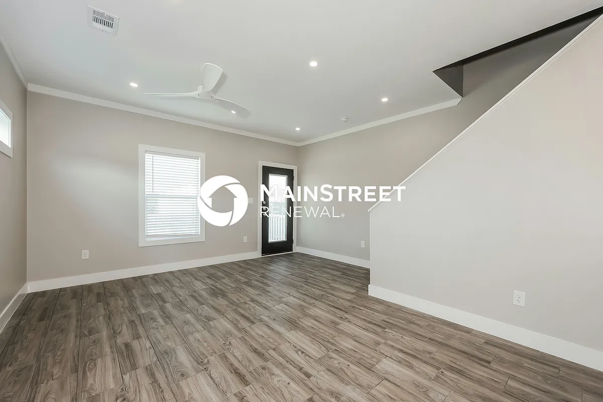 Living Room - 1246 Lonsdale Ave