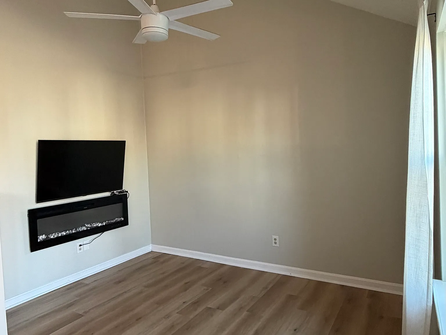 2 bed, 840 sqft, $2,200 — Photo 2