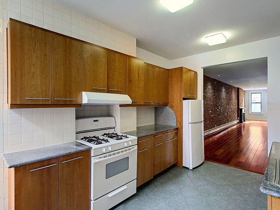 2nd image of 118 Bedford Ave #3R