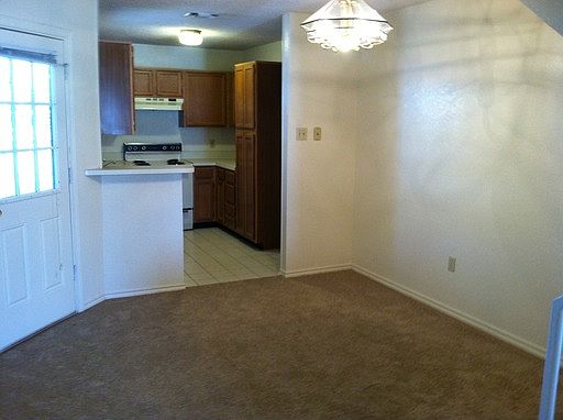 4th image of 902 Meadow Cir N