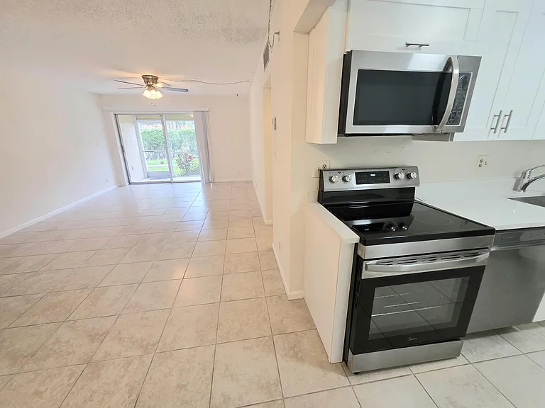 959 SE 2nd Ave #101 — Photo 10