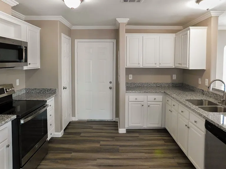 152 Varsity Dr — Photo 37