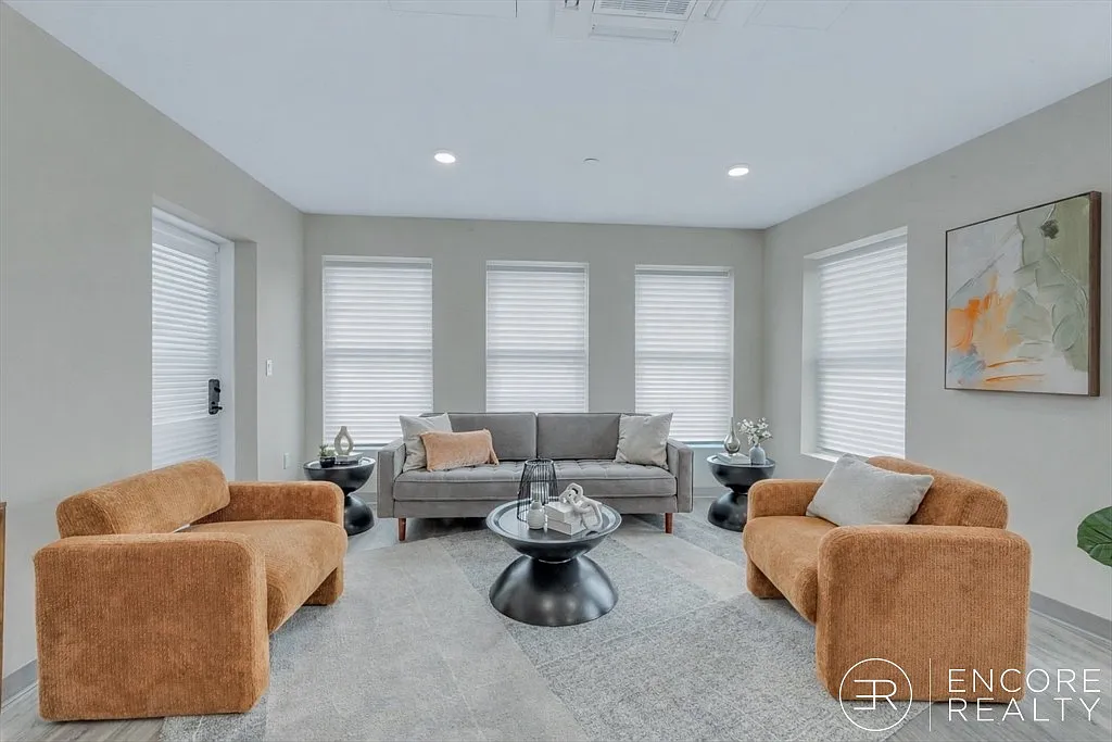 2 bed, 850 sqft, $3,200 — Photo 2