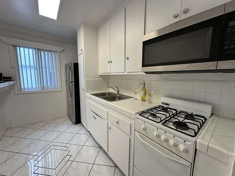 Edgemont Apts — Photo 22
