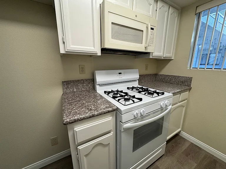 515 E Elmwood Ave #104 — Photo 10