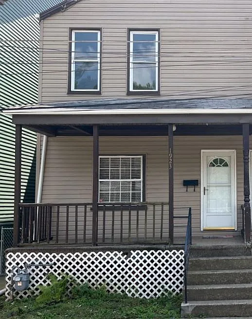 1923 Chapman St photo 1