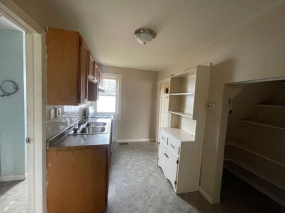4th image of 5 N Eagle St