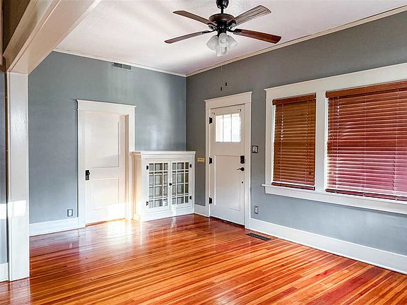 4th image of 913 E Broadway Ave