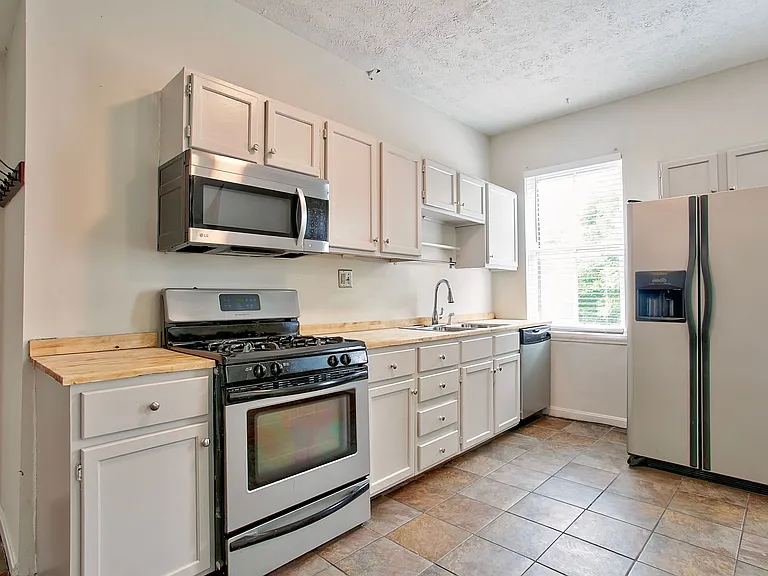 125 W 5th St #3 — Photo 3