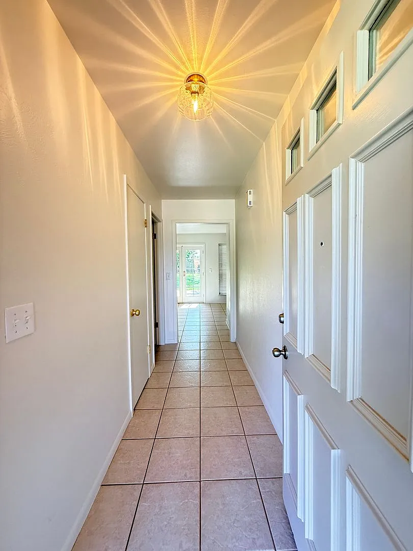 Beautiful 4 Bedroom 1.5 Bath - City View ISD — Photo 2