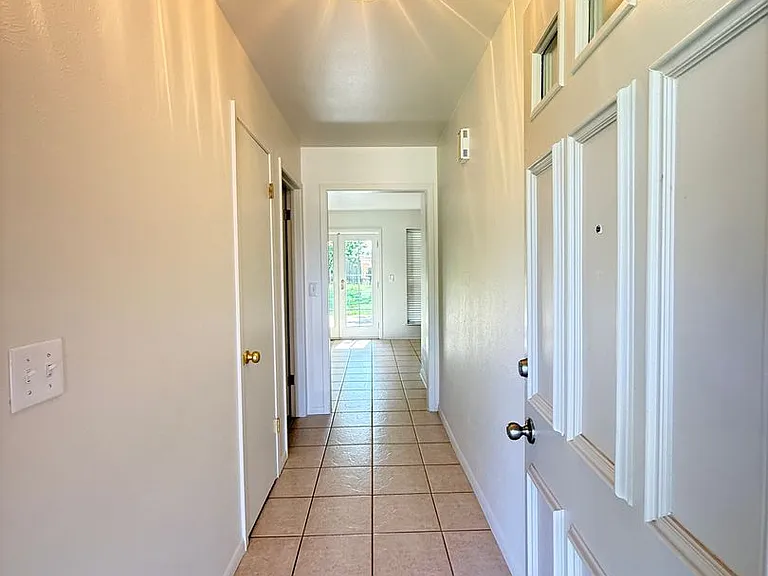 1039 Harris Ln — Photo 2
