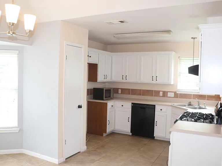 504 Deercreek Ln — Photo 7
