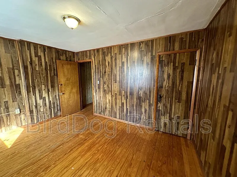 3 bed, 1.0 bath, 1200 sqft, $1,200 — Photo 2