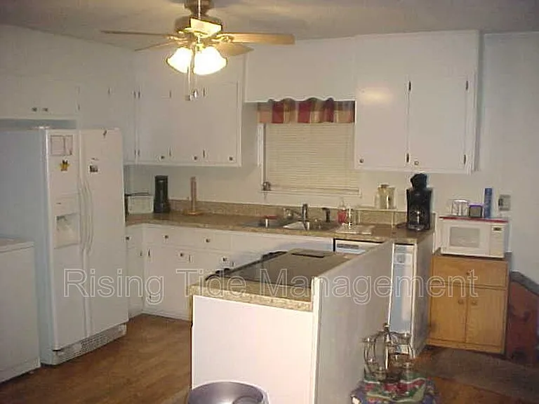 1928 Poplar Dr — Photo 8