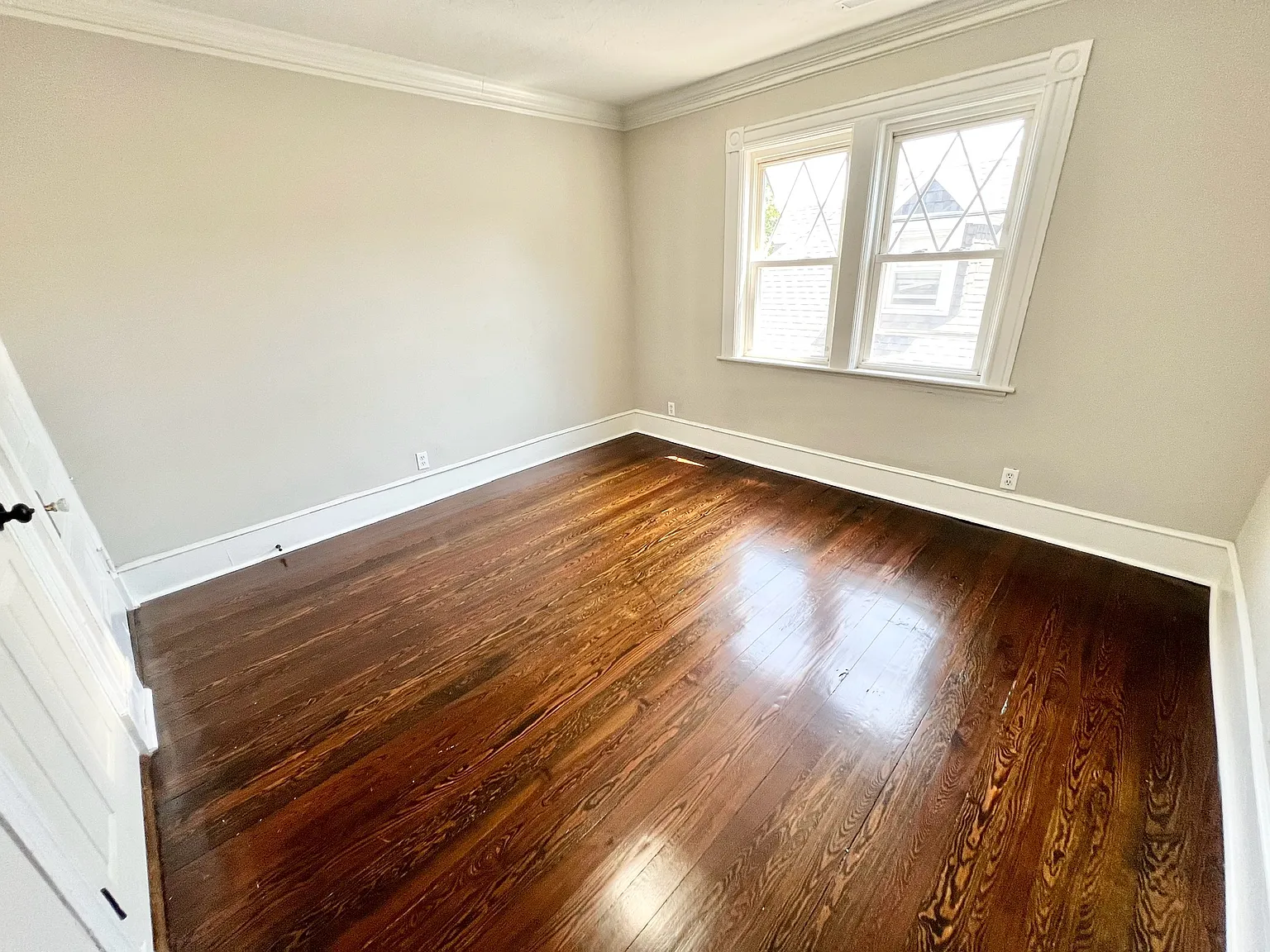 3 bed, 1.0 bath, 9999 sqft, $3,150 — Photo 2