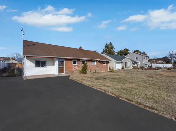170 5th St, Hicksville, NY 11801
