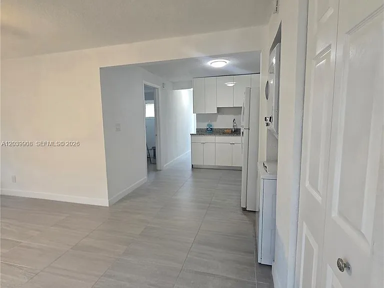 237 SW 13th St #5 — Photo 3