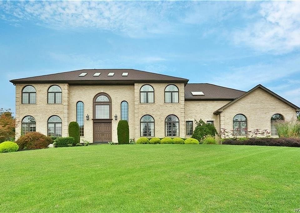 1st image of 17 Fieldstone Ct