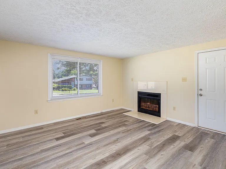 3131 Vestal Pl — Photo 2