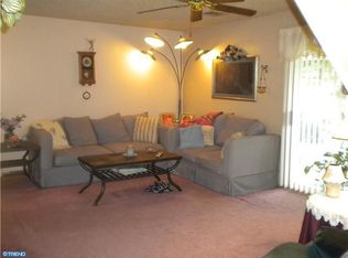 402 Holly Dr, Levittown, PA