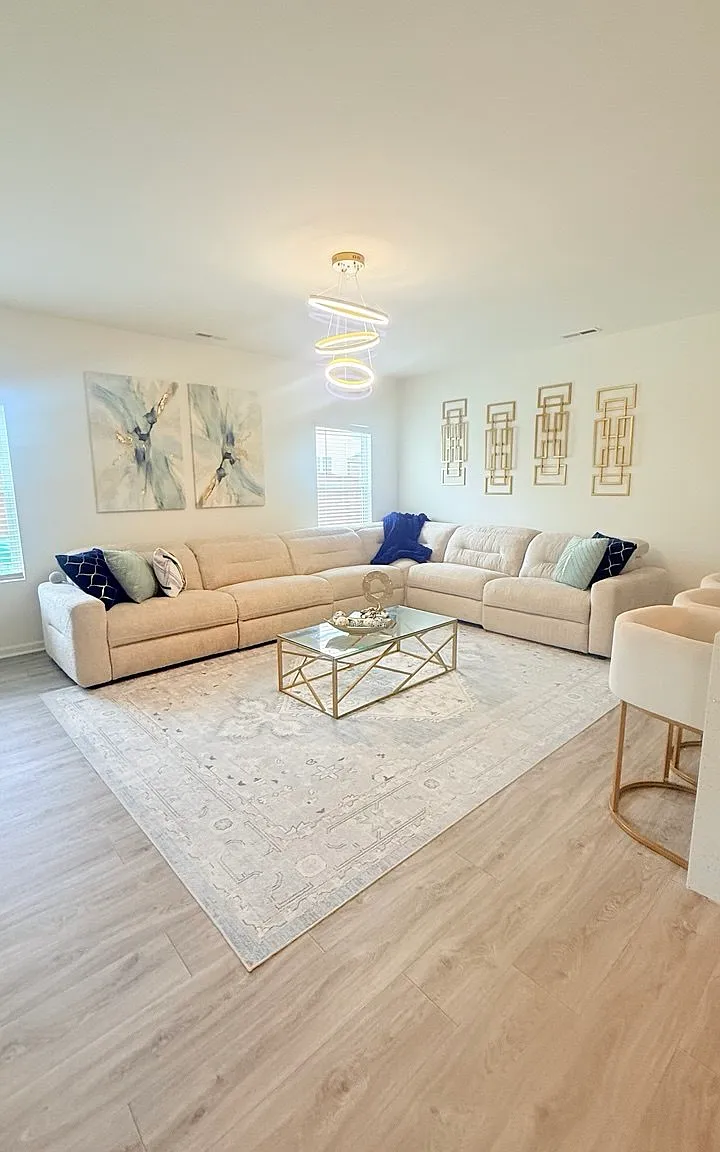 4 bed, 2048 sqft, $2,300 — Photo 3