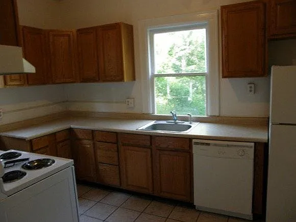 8 bed, 2.5 bath, 2638 sqft, $6,500 — Photo 2