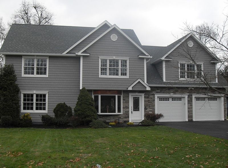 Spacious Family Home : Quite Residential Area, 1 block from High School.