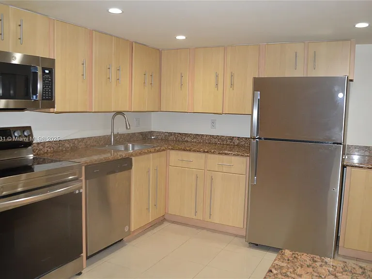 200 Leslie Dr — Photo 3