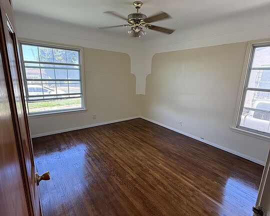 4th image of 10318 S Manhattan Pl