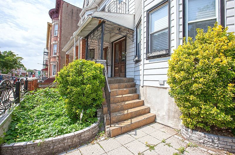 2nd image of 578 E 28th St
