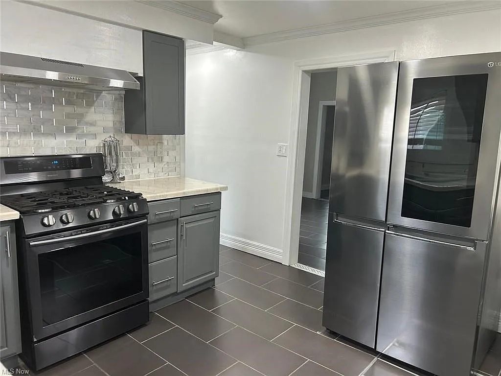 3 bed, 1080 sqft, $2,300 — Photo 4