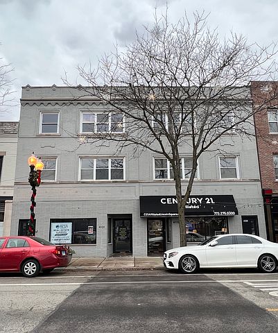 1st image of 4526 N Lincoln Ave #2