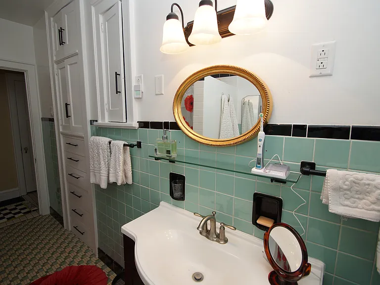 2523 Leclaire St — Photo 15