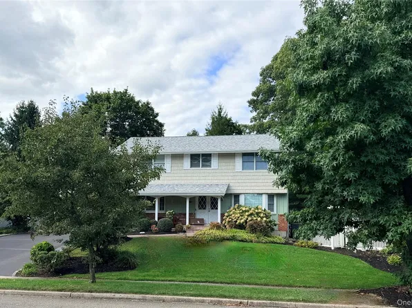 25 Cardinal Lane, Hauppauge, NY 11788