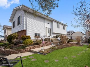 601 Sequoia Ct, Carol Stream, IL 60188