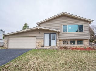 808 Cavalier Dr, Waukesha, WI 53186