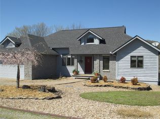 2 Fairway Dr, Holiday Island, AR 72631