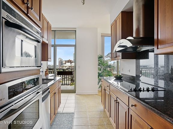 5th image of 1335 S Prairie Ave Unit 1606