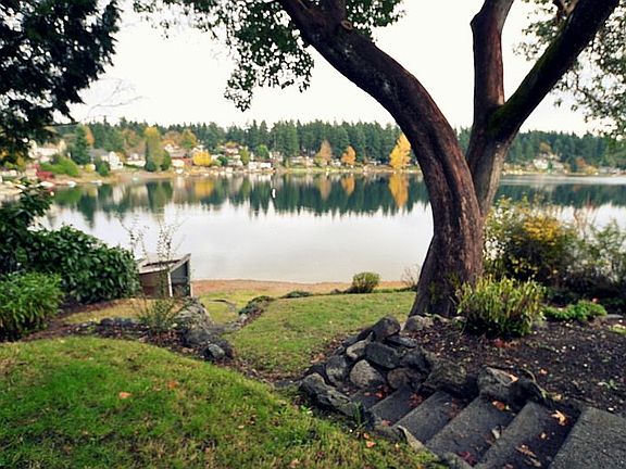 2nd image of 537 Lake Louise Dr SW