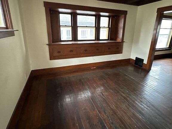 3rd image of 1105 W Shiawassee St