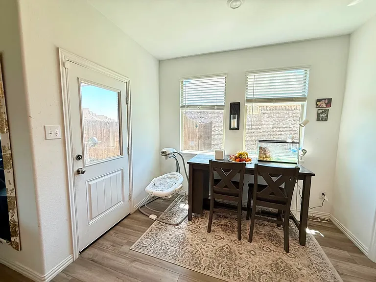1601 Lake Grove Dr — Photo 12