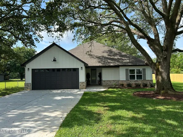 3076 Highland Ave, Diberville, MS 39540