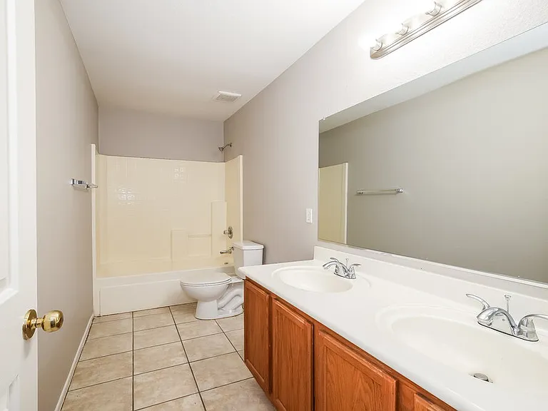 2413 W Chipman Rd — Photo 15