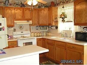 Kitchen with Oaks Cabinets